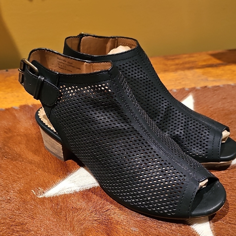 Restricted Black Sandals Elegant and Versatile
